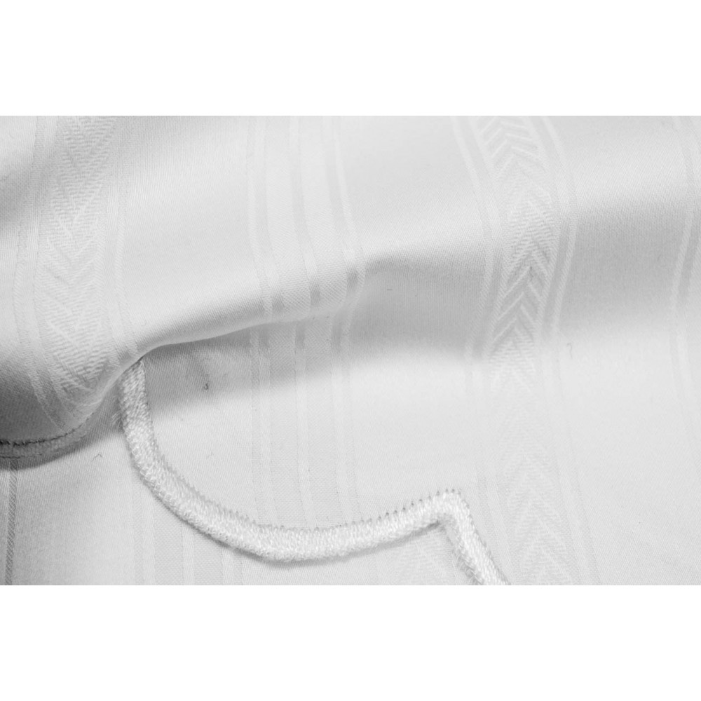 Le couvre-lit est Léger Double Satin de Coton Blanc Jacquard Pin 260x260 réf. Rebrodé Brodé