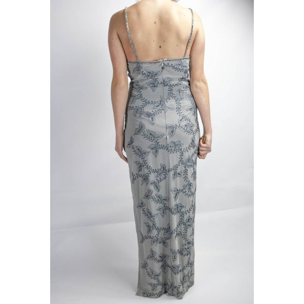 服装の女性のドレスに、足元のお洒落なM-ライトグレーの花柄の刺繍黒ビーズ