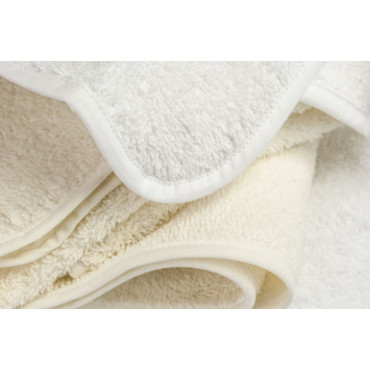 Weiße oder elfenbeinfarbene Handtücher aller Größen: Gesichts- und Bidettuch, normales und riesiges Duschtuch