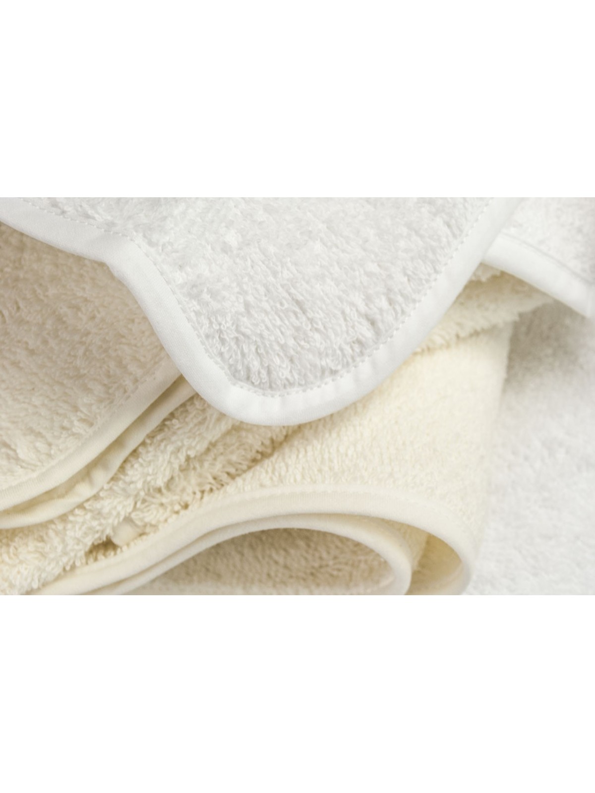 Weiße oder elfenbeinfarbene Handtücher aller Größen: Gesichts- und Bidettuch, normales und riesiges Duschtuch