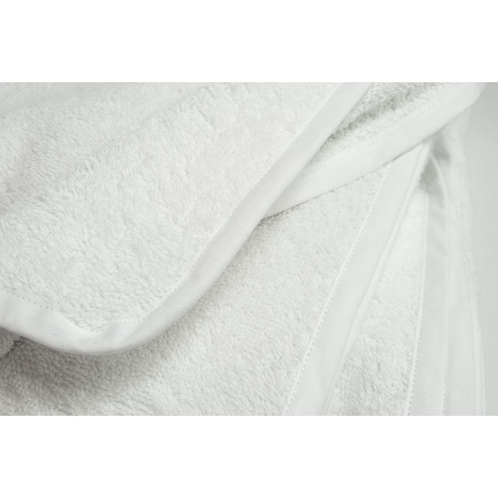 Toallas blancas o marfil de todos los tamaños: cara y bidé, toalla de ducha regular y gigante