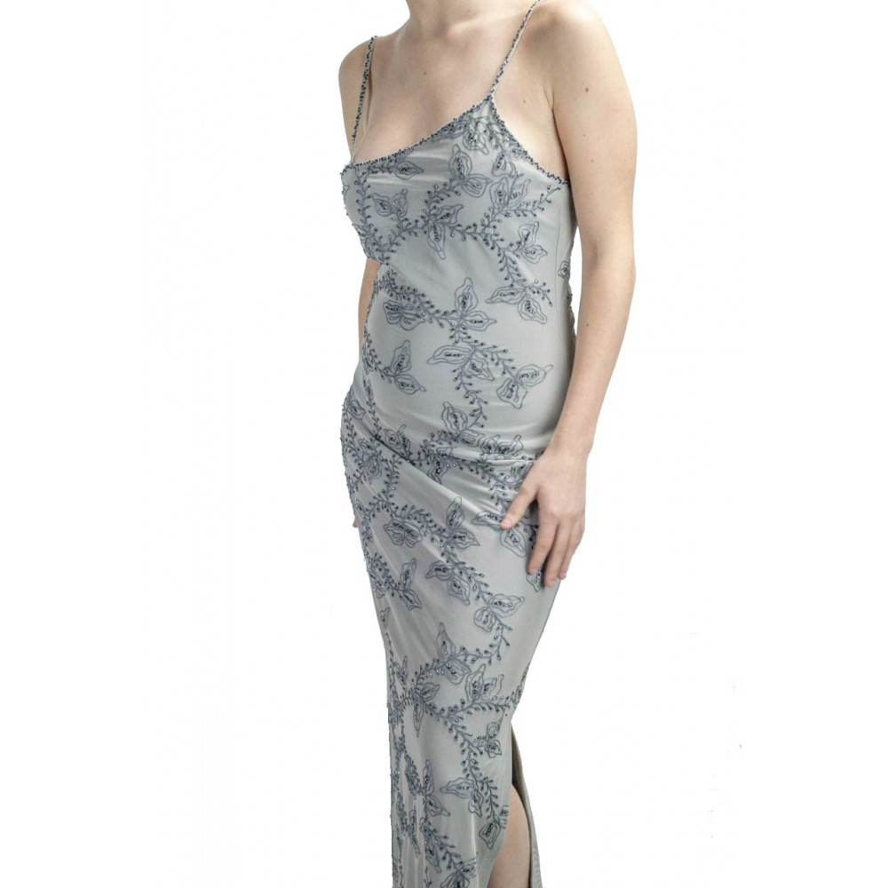 服装の女性のドレスに、足元のお洒落なM-ライトグレーの花柄の刺繍黒ビーズ