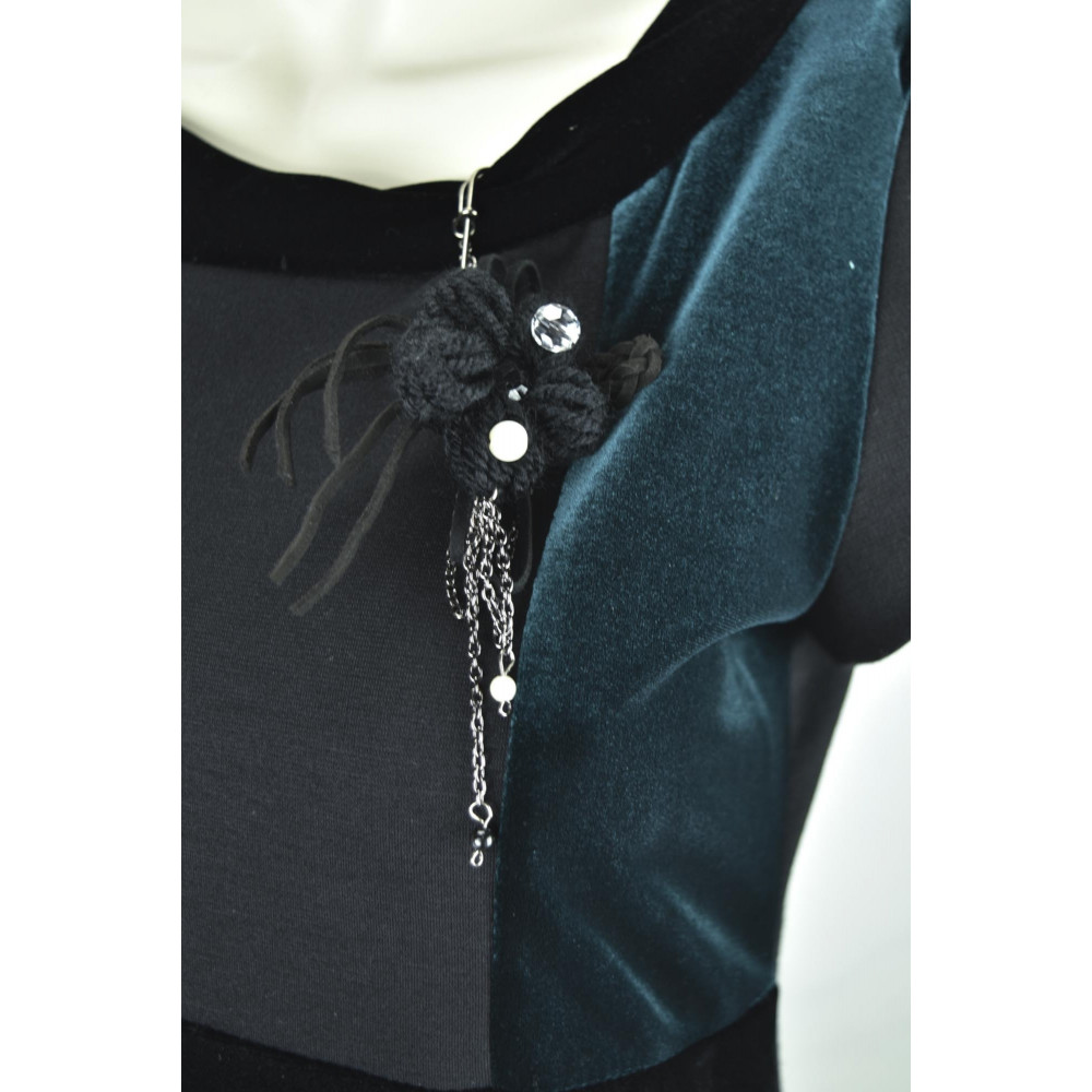 Elegant Black and Green Sheath Dress Woman Stretch velvet with brooch