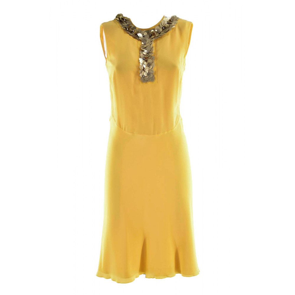 Elegante gele schede jurk vrouw in zijde
