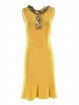 シルクのエレガントな黄色のシースドレスの女性