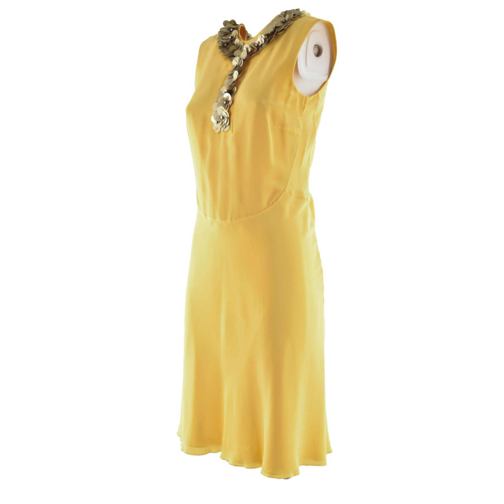 Elegante gele schede jurk vrouw in zijde