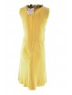 シルクのエレガントな黄色のシースドレスの女性