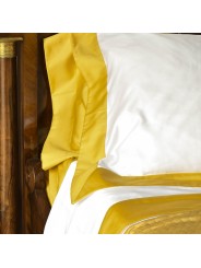 Elegante Bettwäsche aus weißem Baumwollsatin mit farbigen Rüschen