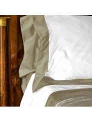 Elegante Bettwäsche aus weißem Baumwollsatin mit farbigen Rüschen